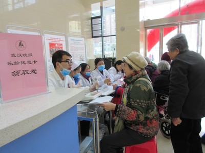 樂(lè)齡同行，健康相伴——市六醫(yī)院攜手晚報(bào)俱樂(lè)部為老人送上冬日暖陽(yáng)